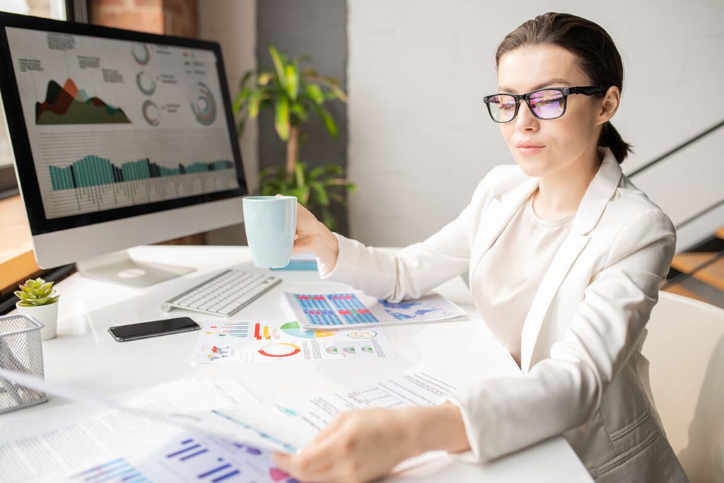 elegant accountant KZFE3M6